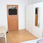 Rent a room of 300 m² in porto