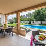 Rent 3 bedroom house of 115 m² in Ližnjan