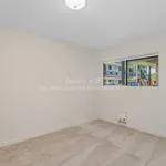 Rent 2 bedroom apartment of 185 m² in Alameda