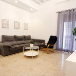 Rent 6 bedroom apartment of 90 m² in Alicante