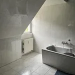 Individuelle und gerÃ¤umige Dachwohnung! Tageslichtbad mit Wanne und Dusche!