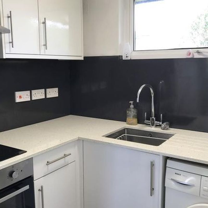 Flat to rent in Addlestone, Surrey KT15