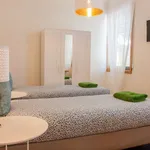 Rent a room of 300 m² in porto