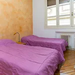 Rent a room of 220 m² in madrid