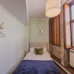 Rent a room of 150 m² in porto