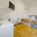 Rent a room of 240 m² in madrid