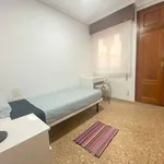 Rent a room of 100 m² in valencia