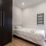 Rent a room of 100 m² in Madrid