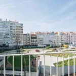 Rent 4 bedroom apartment of 106 m² in Lisboa