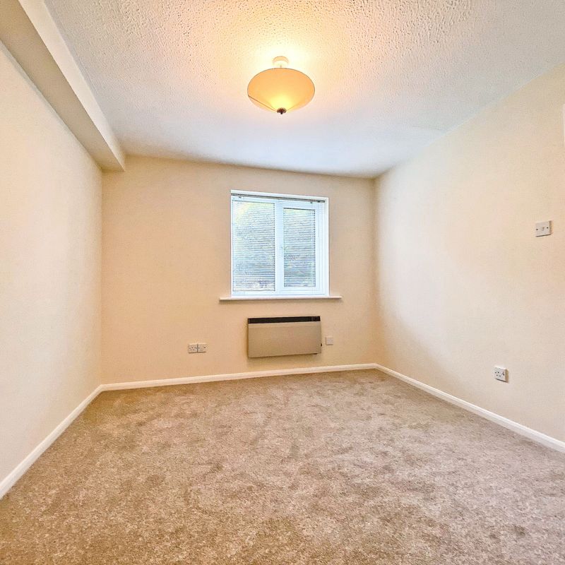 1 BEDROOM Flat/Apartment at 39 Swan Way,Fleet,GU51,5TU, England