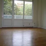 Appartement de 200m² avec trois chambres et un dressing avec cuisine full équipée feux ouvert décoratif 1sdb et 1sdd, 2 terrasses chauffage au gaz central. Garage possible. Situé dans une avenue