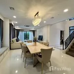 Rent 4 bedroom house of 302 m² in Bangkok