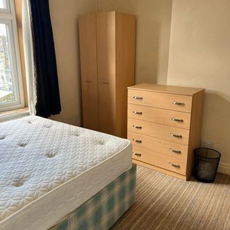 Room to rent in Birkhouse Lane, Huddersfield HD5 Moldgreen