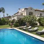 Rent 5 bedroom house of 437 m² in Marbella