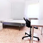 Rent a room of 85 m² in Sevilla