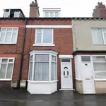 Rent 3 bedroom flat in Wakefield