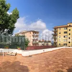 Affitto 1 camera appartamento di 275 m² in Naples