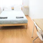 Rent a room of 160 m² in Porto