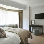 Rent 3 bedroom flat in London