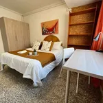 Rent a room of 130 m² in valencia