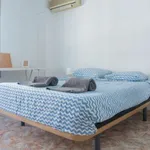 Rent a room of 200 m² in valencia