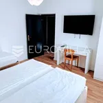 Najam 6 spavaće sobe stan od 196 m² u Trogir