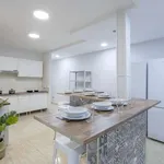 Rent a room of 230 m² in valencia