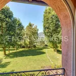 Rent 5 bedroom house of 388 m² in Alserio