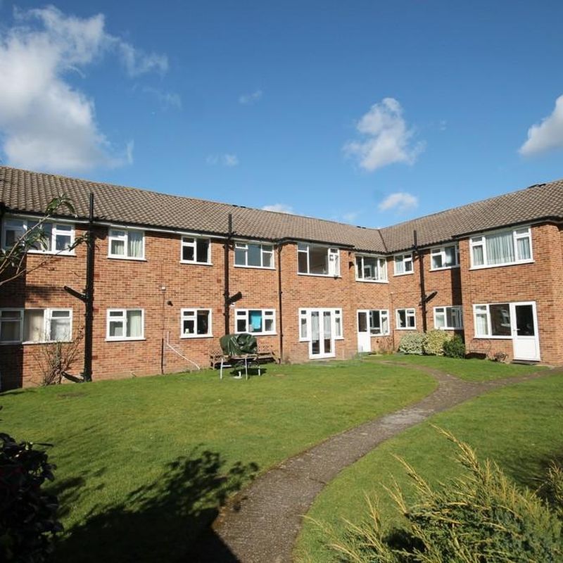 RUSSELL COURT, LEATHERHEAD KT22 2 bed maisonette to rent - £1,550 pcm (£358 pw)