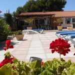 Rent 4 bedroom house of 200 m² in Alicante']