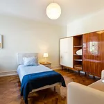 Rent 2 bedroom apartment of 115 m² in Lisbon