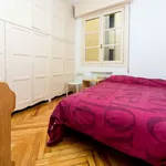 Rent a room of 220 m² in madrid