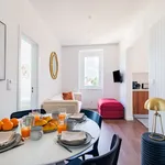 Rent 2 bedroom apartment of 646 m² in Lisbon