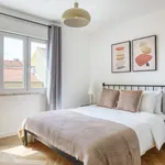 Rent 2 bedroom apartment of 700 m² in Lisbon