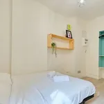 Appartement de 490 m² avec 3 chambre(s) en location à Marseille