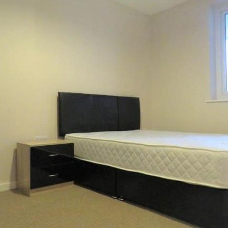 Flat to rent in High Street, Kingswinford DY6