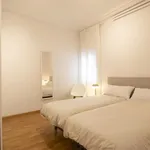 Rent 6 bedroom apartment of 118 m² in Barcelona