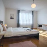 Pronajměte si 4 ložnic/e byt o rozloze 105 m² v Prague