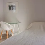 Rent a room of 100 m² in porto