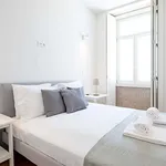 Rent 5 bedroom apartment of 60 m² in Porto