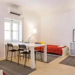 Rent a room of 600 m² in Rio Tinto