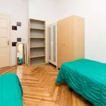 Rent a room of 220 m² in madrid