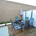 Modern appartement met 2 slpks, ruim terras en garage.