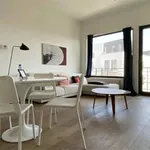 Madou/UE, proximité commerces et transports en commun. Superbe appartement meublé se composant comme suit : beau séjour lumineux, cuisine américaine suréquipée, deux chambres dont une salle ave