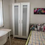 Rent a room of 90 m² in valencia