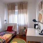 Rent a room of 50 m² in lisbon