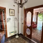 Rent 5 bedroom house of 220 m² in Creazzo