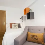 Rent 4 bedroom apartment in Barcelona