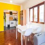 Rent a room of 100 m² in lisbon