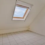 Ruim duplex appartement met drie slaapkamers en garage.